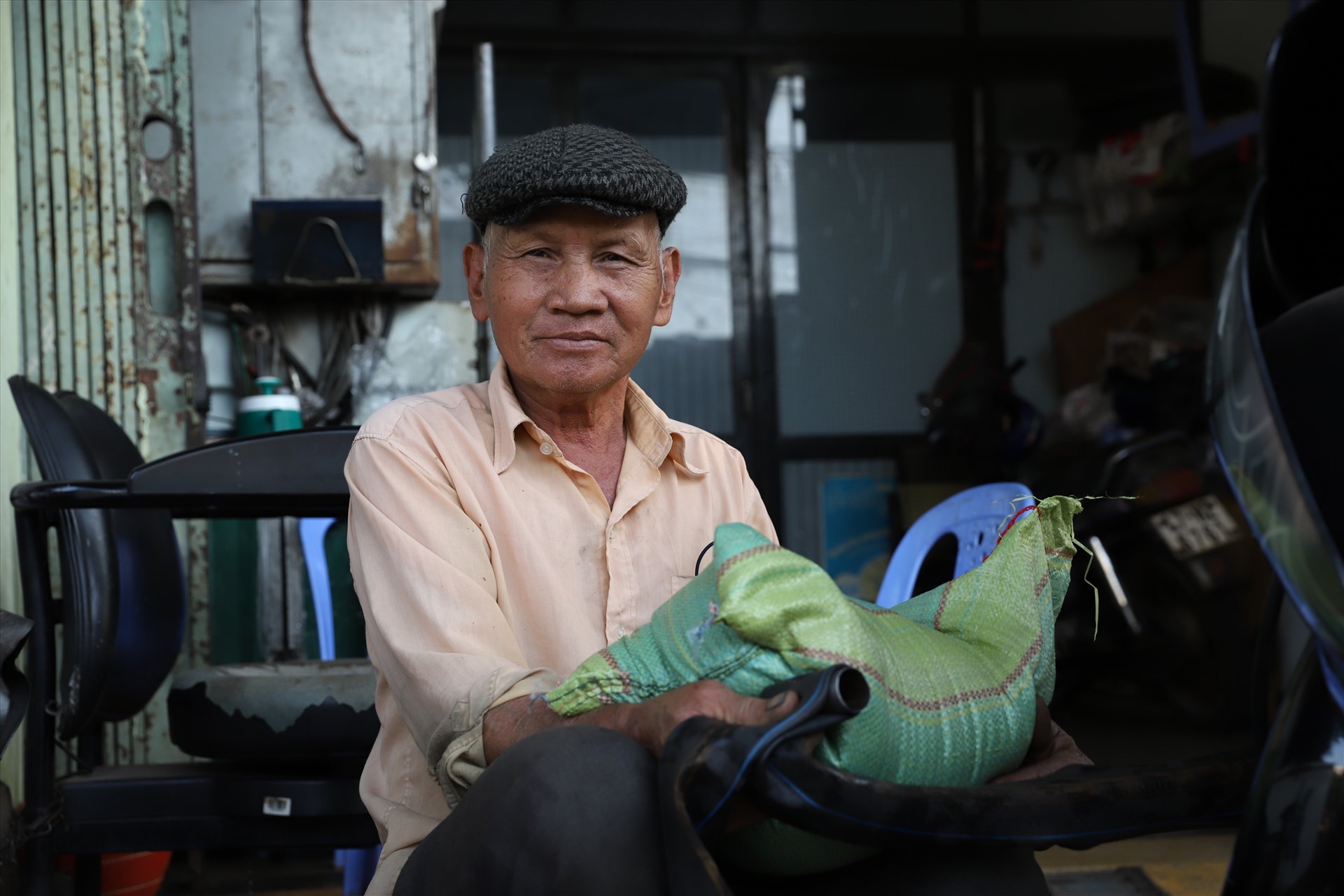 Một ông lão bán vé số vui vẻ khi được tặng gạo.