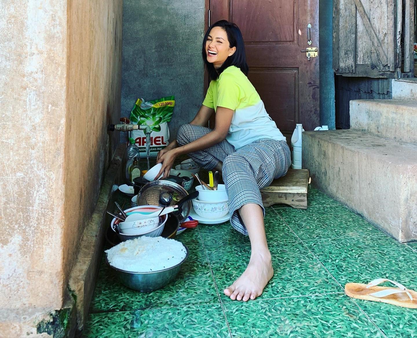 Trong những ngày dịch, hoa hậu H'Hen Niê trở về nhà bên gia đình.