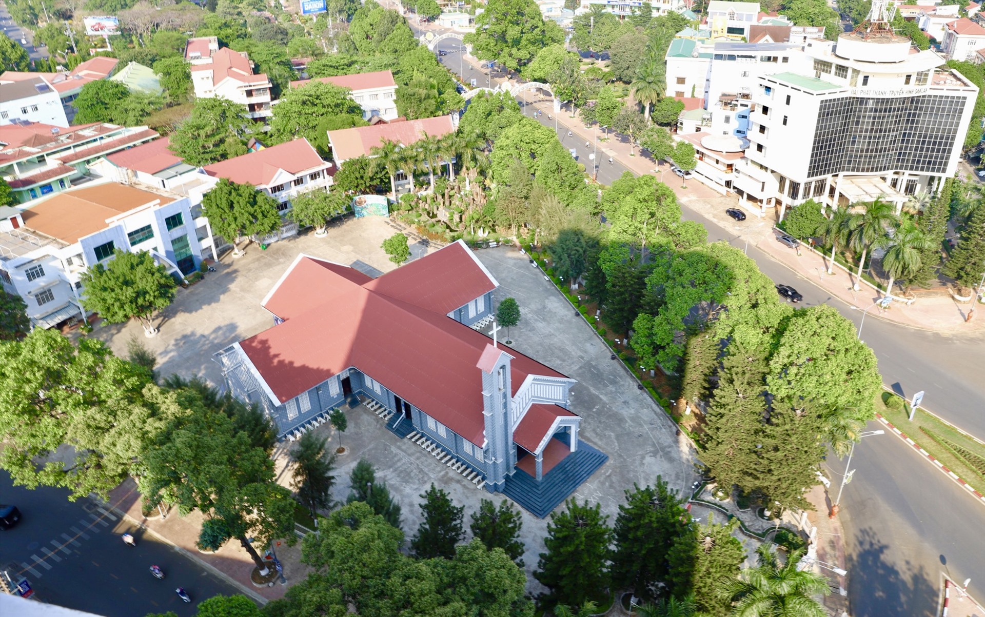 Hình ảnh nhà thờ Chính tòa Giáo phận trong những ngày người dân hạn chế tiếp xúc xã hội.