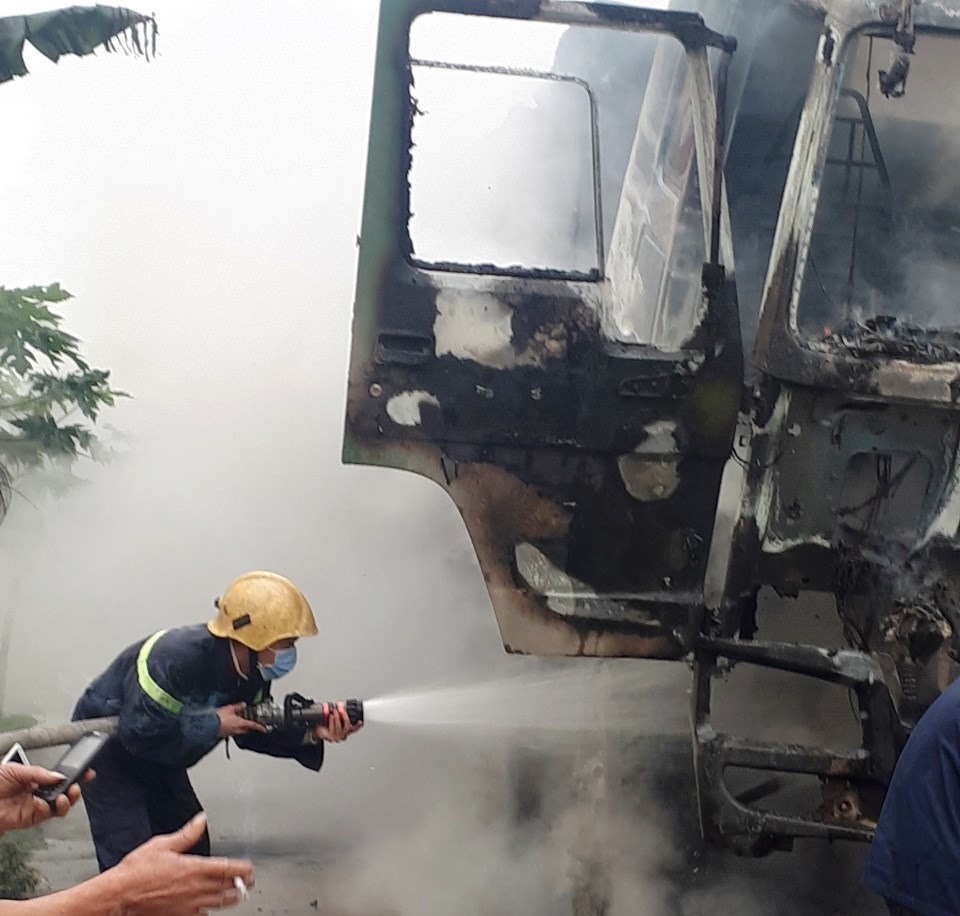 Lực lương Cảnh sát PCCC Công an tỉnh Ninh Bình đã điều động 2 xe cứu hỏa đến hiện trường để dập lửa. Ảnh: NT