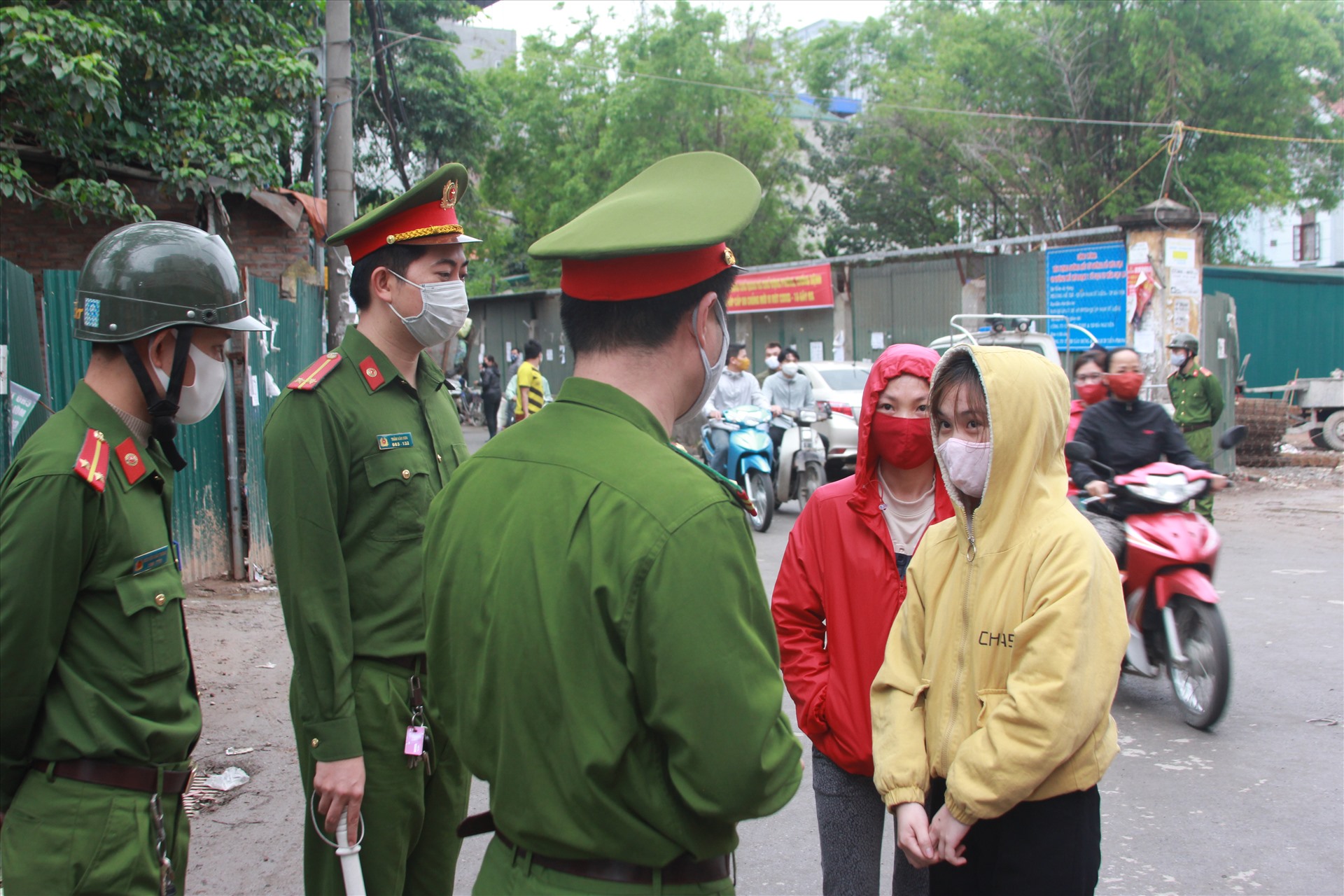 Công an phường Mễ Trì (Nam Từ Liêm) nhắc nhở người dân không ra đường khi không cần thiết. Ảnh: P.Đ