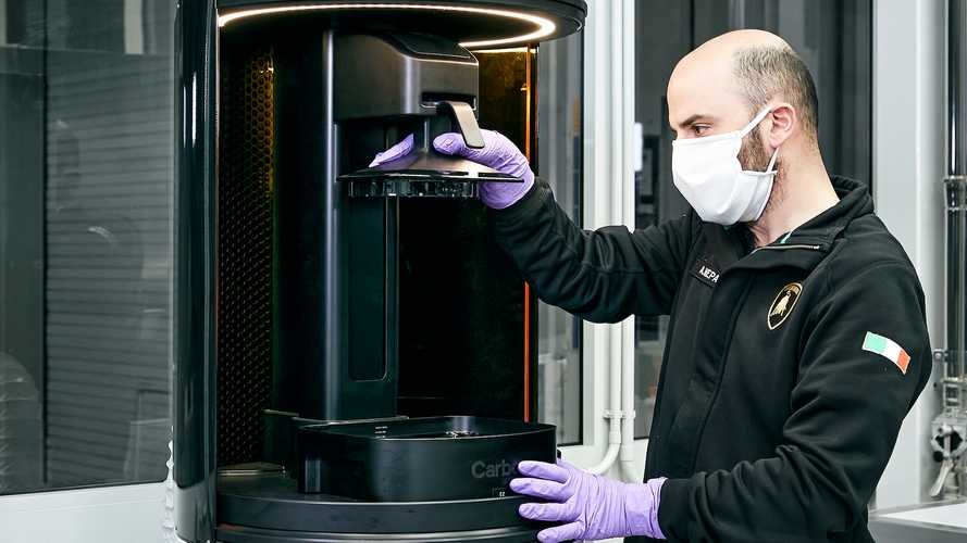 Tấm chắn bảo hộ y tế được sản xuất sử dụng máy in 3-D tại nhà máy sản xuất sợi carbon và bộ phận Nghiên cứu và Phát triển. Ảnh: Lamborghini