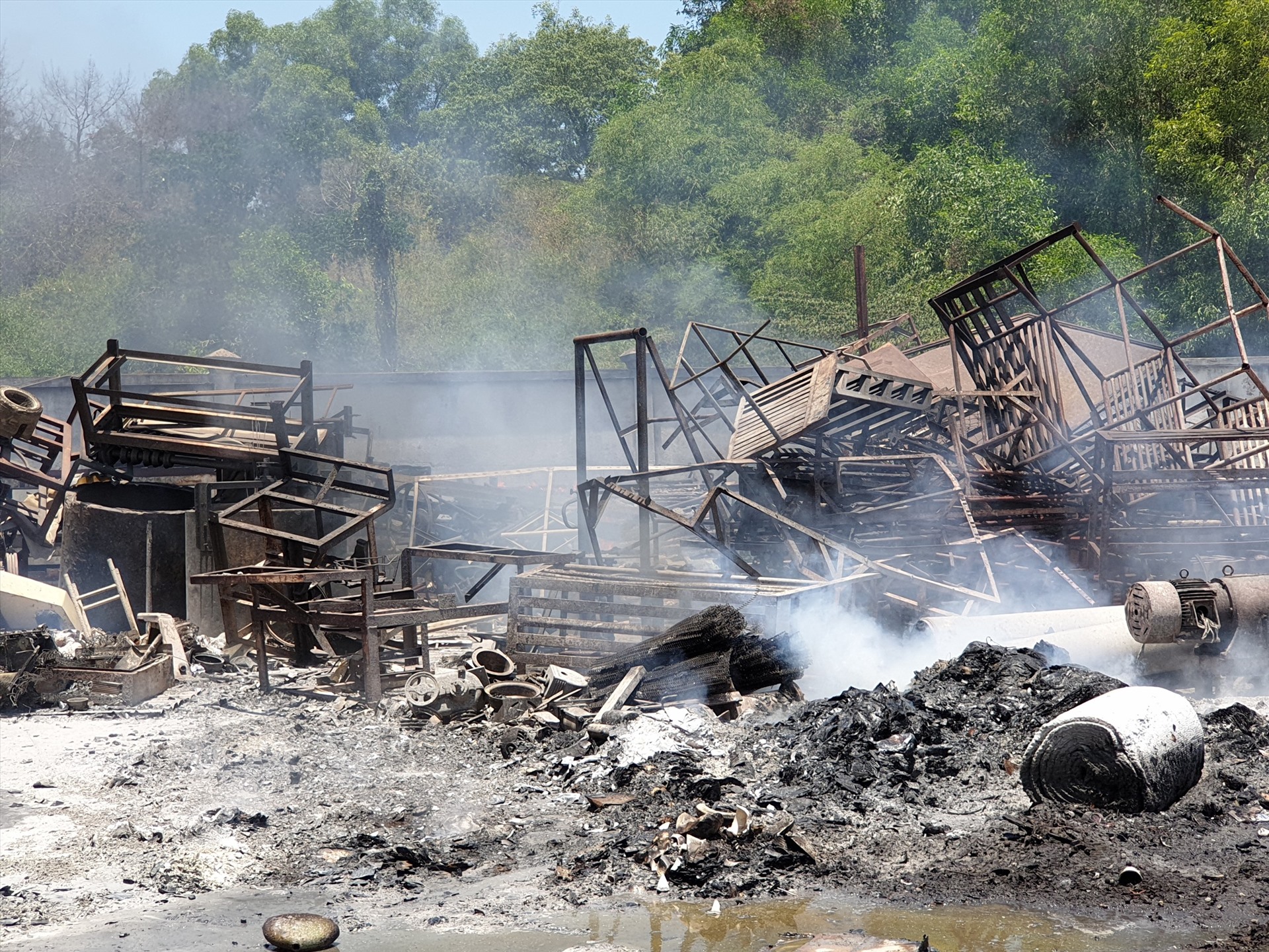 Nhiều vật liệu ở bên ngoài nhà xưởng cũng bị cháy lan.