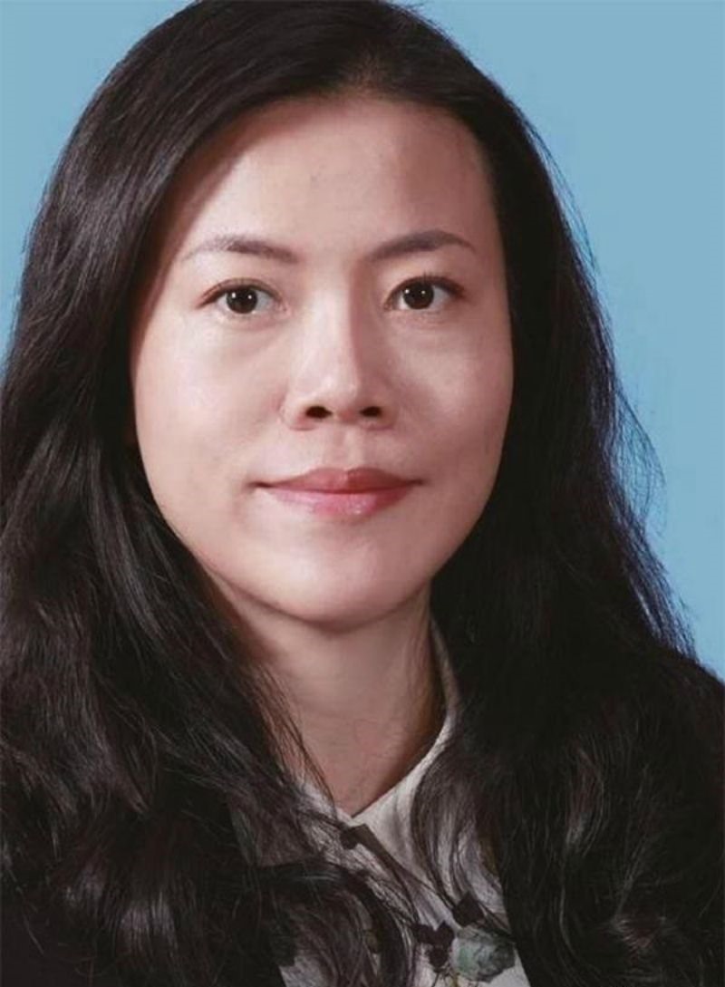 Tài sản của nữ tỉ phú phần lớn đến từ 57% cổ phần của tập đoàn bất động sản Country Garden được cha bà, ông Yeung Kwok Keung trao lại năm 2007. Từ đầu tháng 2 đến nay, Yang Huiyan đã mất 1,6 tỉ USD, đây được đánh giá là mức thấp so với những tỉ phú bất động sản khác. Điều này giúp bà thăng một hạng trong danh sách tỉ phú bất động sản thế giới. Hiện Yang Huiyan đang sở hữu khối tài sản 23 tỉ USD. Ảnh: Asia Tatler