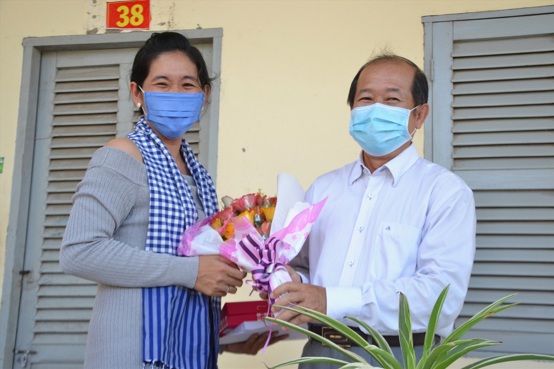 Cô Tài Nguyên trao tặng bó hoa cho đại diện tỉnh Đồng Tháp, ông Đoàn Tấn Bửu. Ảnh: LT