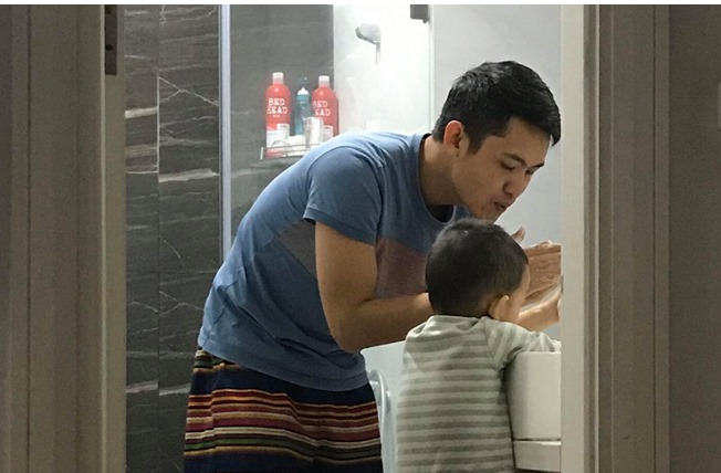 Anh Nguyễn Quốc Kỳ cùng con trai ở nhà trong mùa dịch COVID-19. Ảnh: NVCC