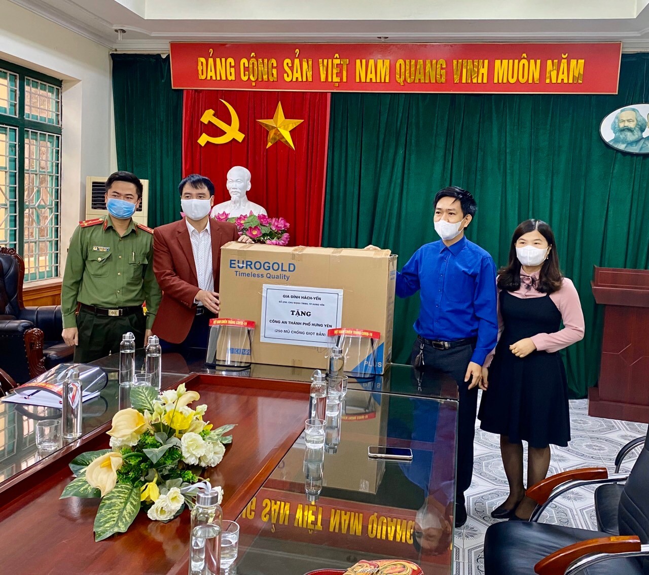 Gia đình chị Bùi Hải Yến tặng 250 mặt nạ chống giọt bắn cho cán bộ, chiến sĩ công an thành phố Hưng Yên. Ảnh: NVCC