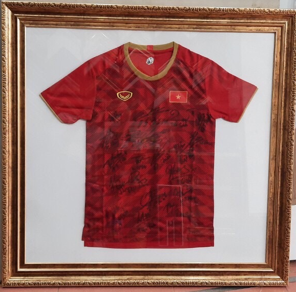 Chiếc áo được trợ lý Lưu Danh Minh đóng khung, cất giữ trang trọng trong ngôi nhà thân thương của mình.Ảnh: TL