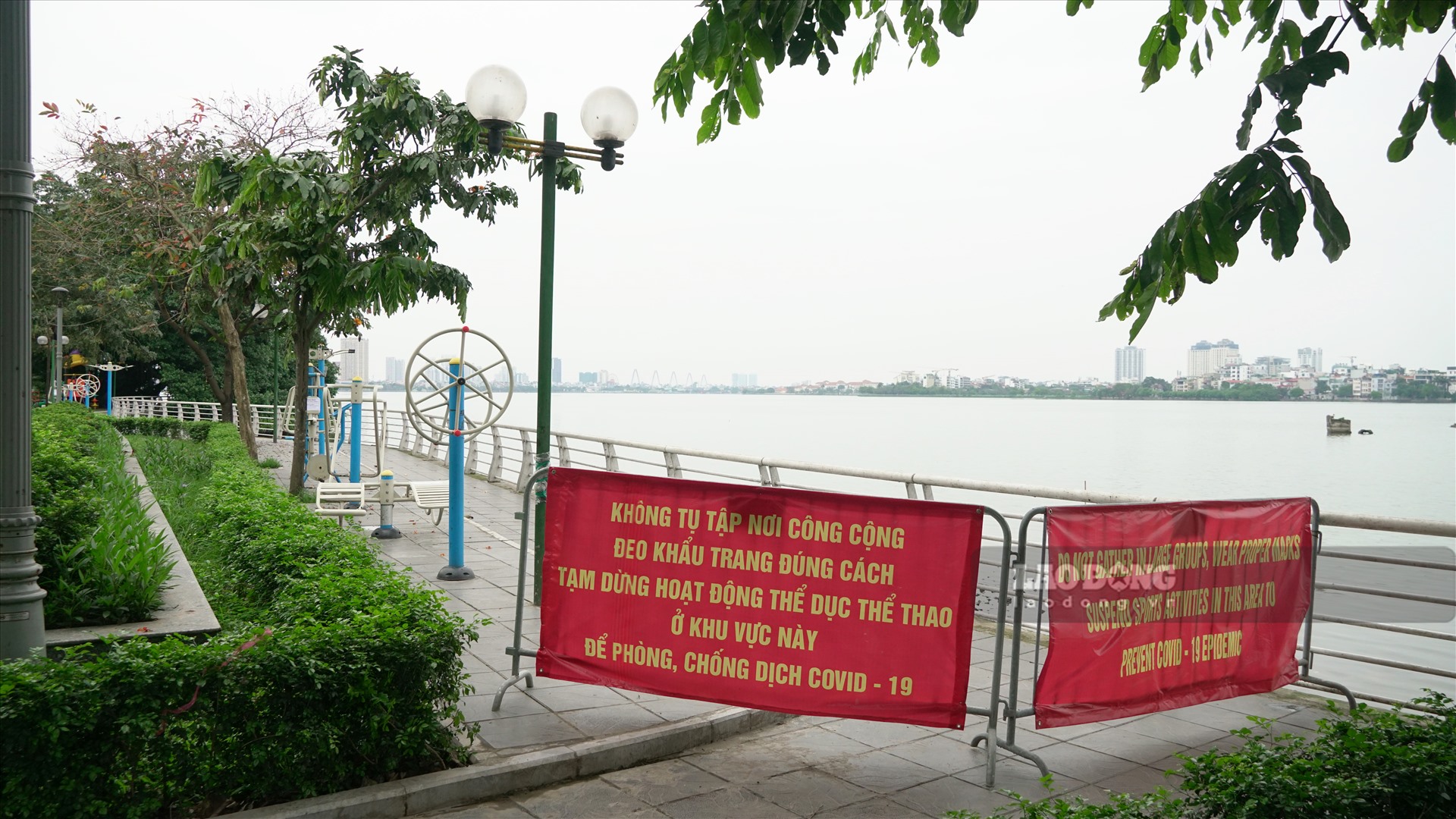 Mọi lối vào khu tập thể thao ngoài trời tại đường Trích Sài (ven hồ Tây) đều đã rào chắn, căng biển thông báo tạm dừng hoạt động.