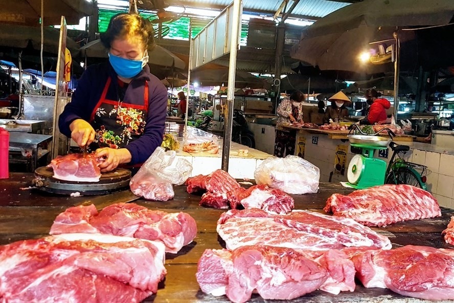 Giá thịt lợn tại các chợ dân sinh vẫn ở mức cao. Ảnh Kh.V