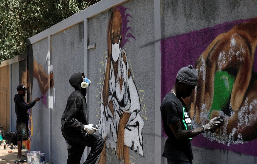 Những nghệ sĩ graffiti ở Dakar, Senegal đang vẽ bức tranh tường cổ vũ mọi người tự bảo vệ bản thân. Ảnh: Reuters.