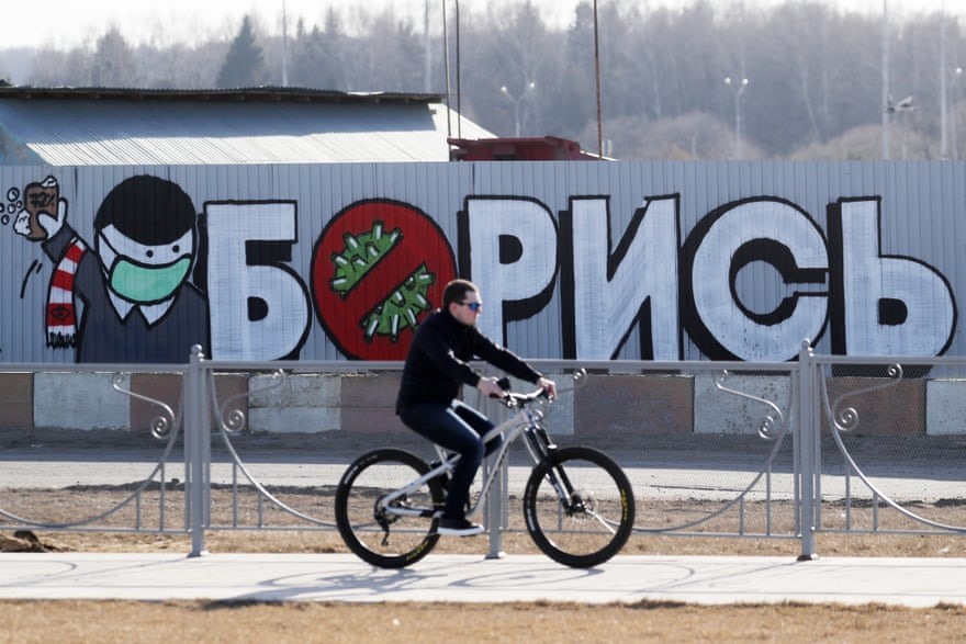 Một bức tranh tường có dòng chữ mang nghĩa cổ vũ ở công trường xây dựng một tòa nhà mới của trung tâm y tế đa năng Novomoskovsky cho bệnh nhân nghi nhiễm COVID-19 ở Mátxcơva, Nga. Ảnh: TASS.