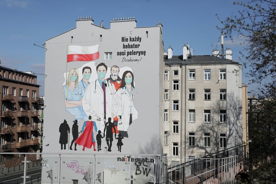 Một bức tranh tường về nhân viên y tế đeo khẩu trang ở Warsaw, Ba Lan. Ảnh: Reuters.