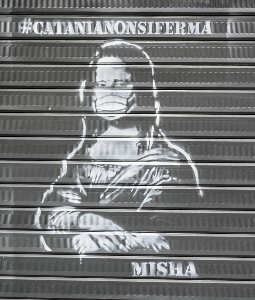 Nàng Mona Lisa với khẩu trang ở Catania, Italia. Ảnh: Getty Images.