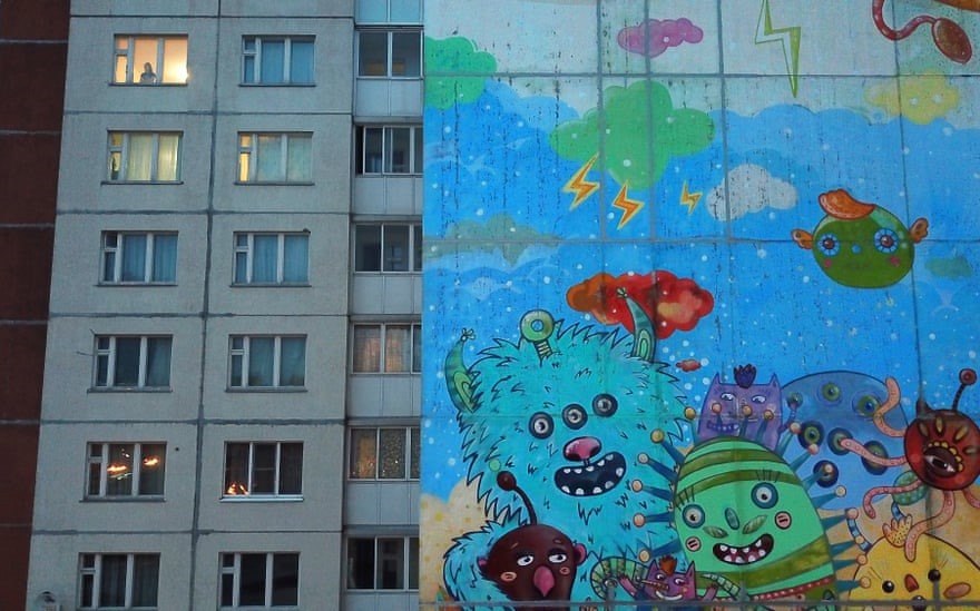 Một bức tranh tường mô tả virus tại một tổ hợp căn hộ ở Gatchina, cách St Petersburg, Nga khoảng 20km về phía nam. Ảnh: TASS.