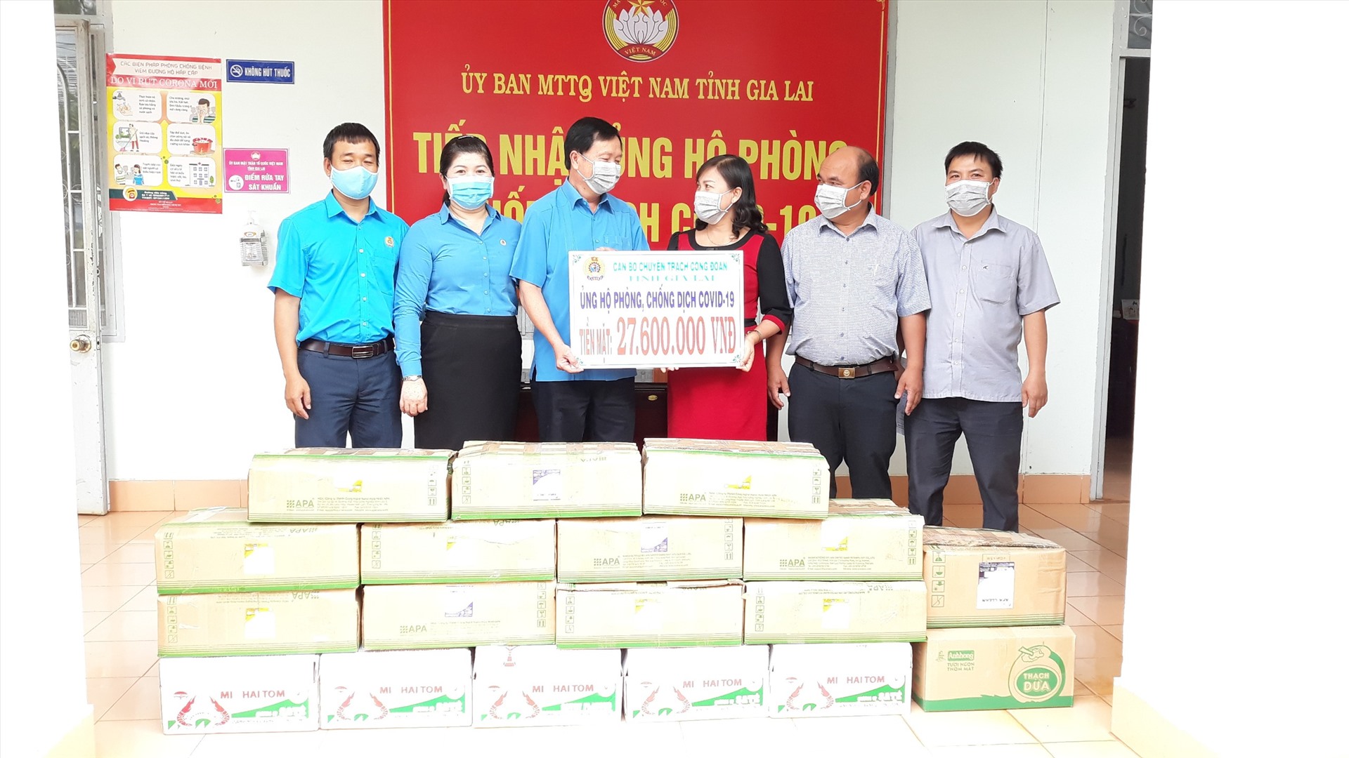 Lãnh đạo LĐLĐ tỉnh Gia Lai trao số tiền ủng hộ của anh, chị em cán bộ, ĐVCĐ đến đại diện Uỷ ban MTTQ Việt Nam tỉnh.