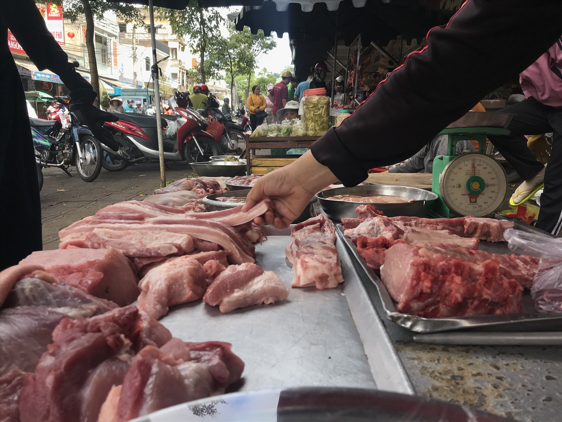 Người dân tiếc tiền không dám mua khiến các quầy bán thịt lợn ở chợ Buôn Ma Thuột lâm vào cảnh ế ẩm. Ảnh; B.T