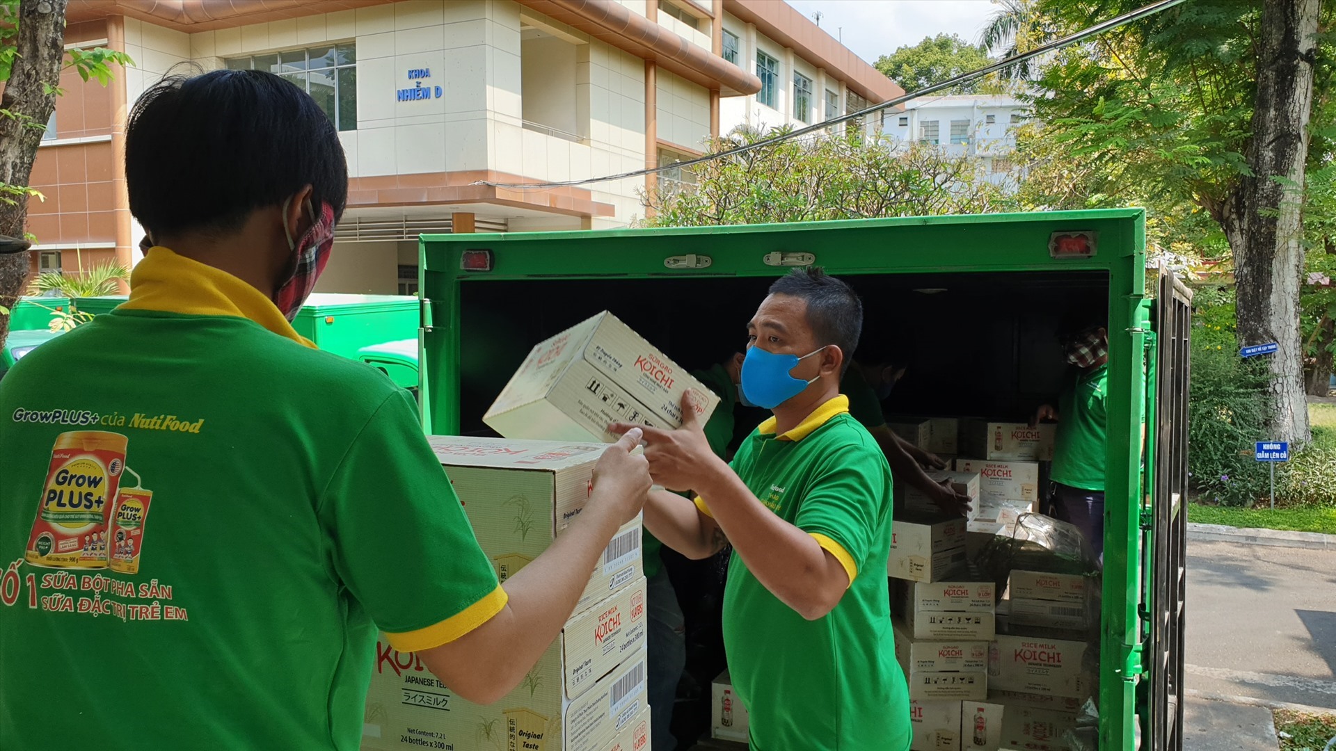 Từng thùng sữa NuitiFood đang được bốc dỡ trao tặng cho bệnh viện Bệnh Nhiệt đới TPHCM.