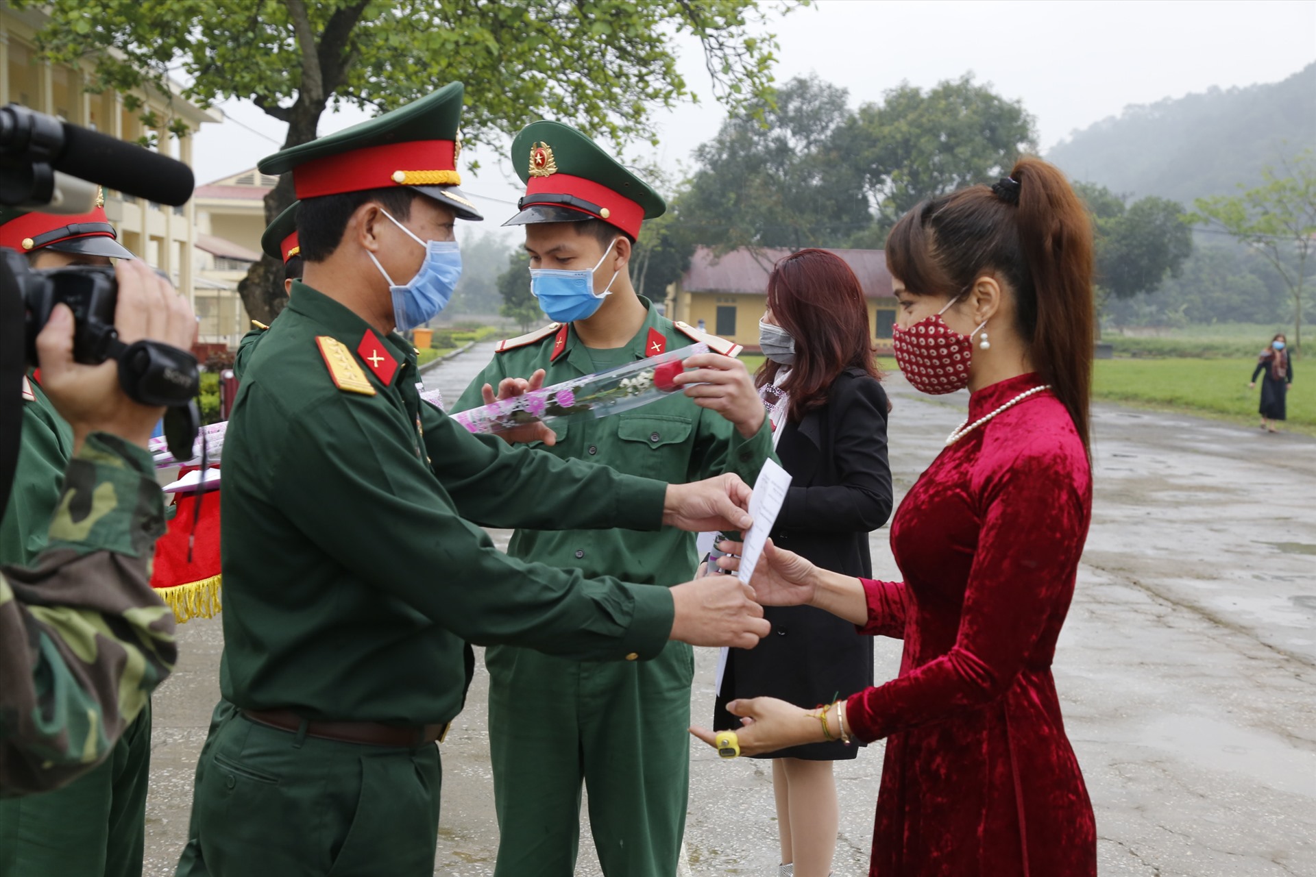 Đại diện lãnh đạo Trường Quân sự, Quân đoàn I trao giấy chứng nhận cho các công dân. Ảnh: NT