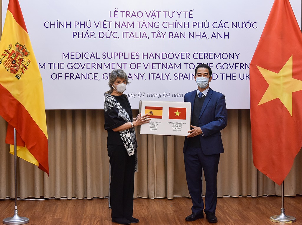 Thứ trưởng Tô Anh Dũng trao tặng vật tư y tế cho Đại sứ Tây Ban Nha. Ảnh: BNG