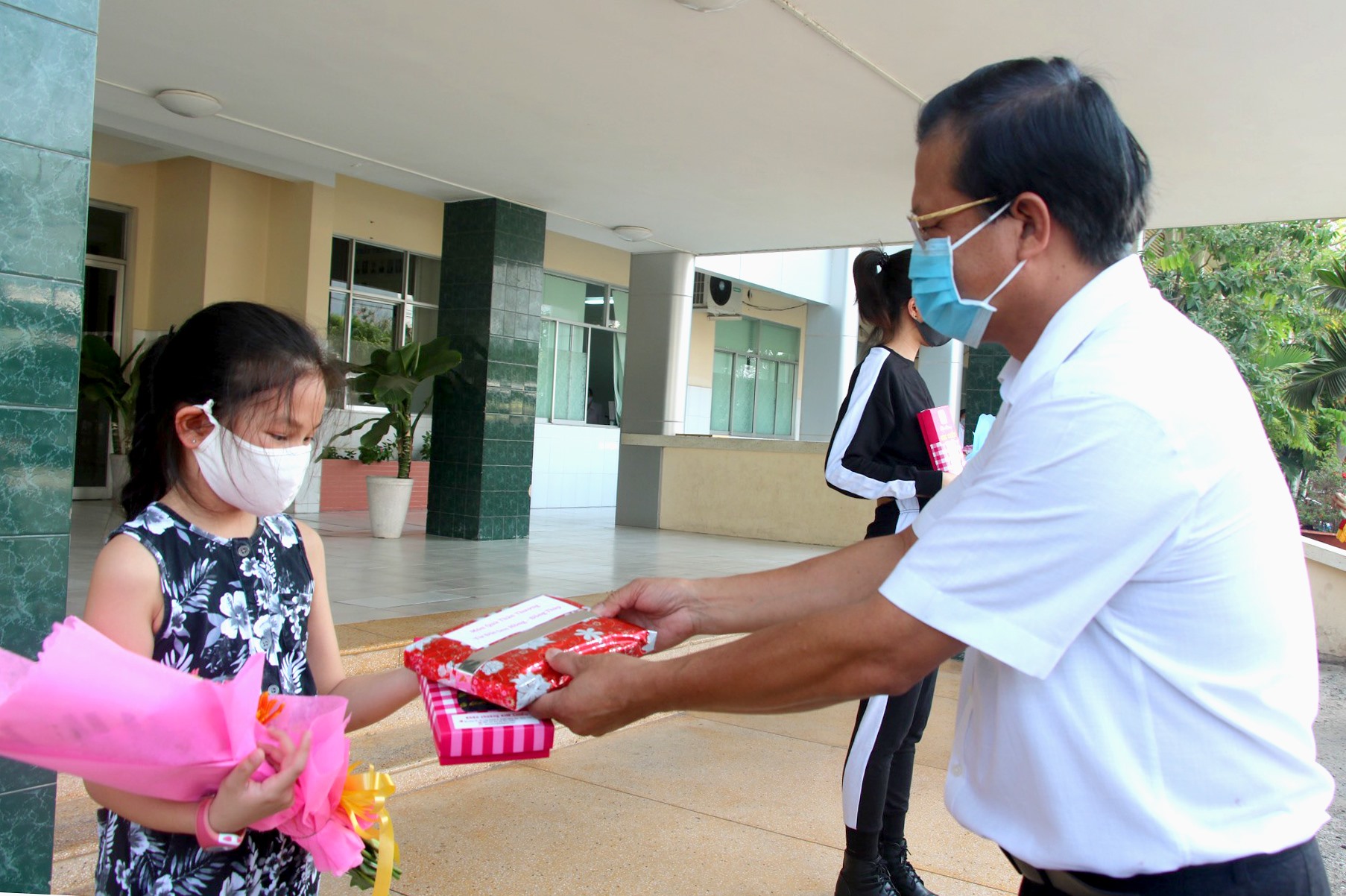 Giám đốc Sở Y tế Đồng Tháp Nguyễn Lâm Thái Thuạn trao Giấy chứng nhận hoàn thành thời gian cách ly cho 4 công dân đã từng dương tính với virus SARS-CoV-2. Ảnh: LT