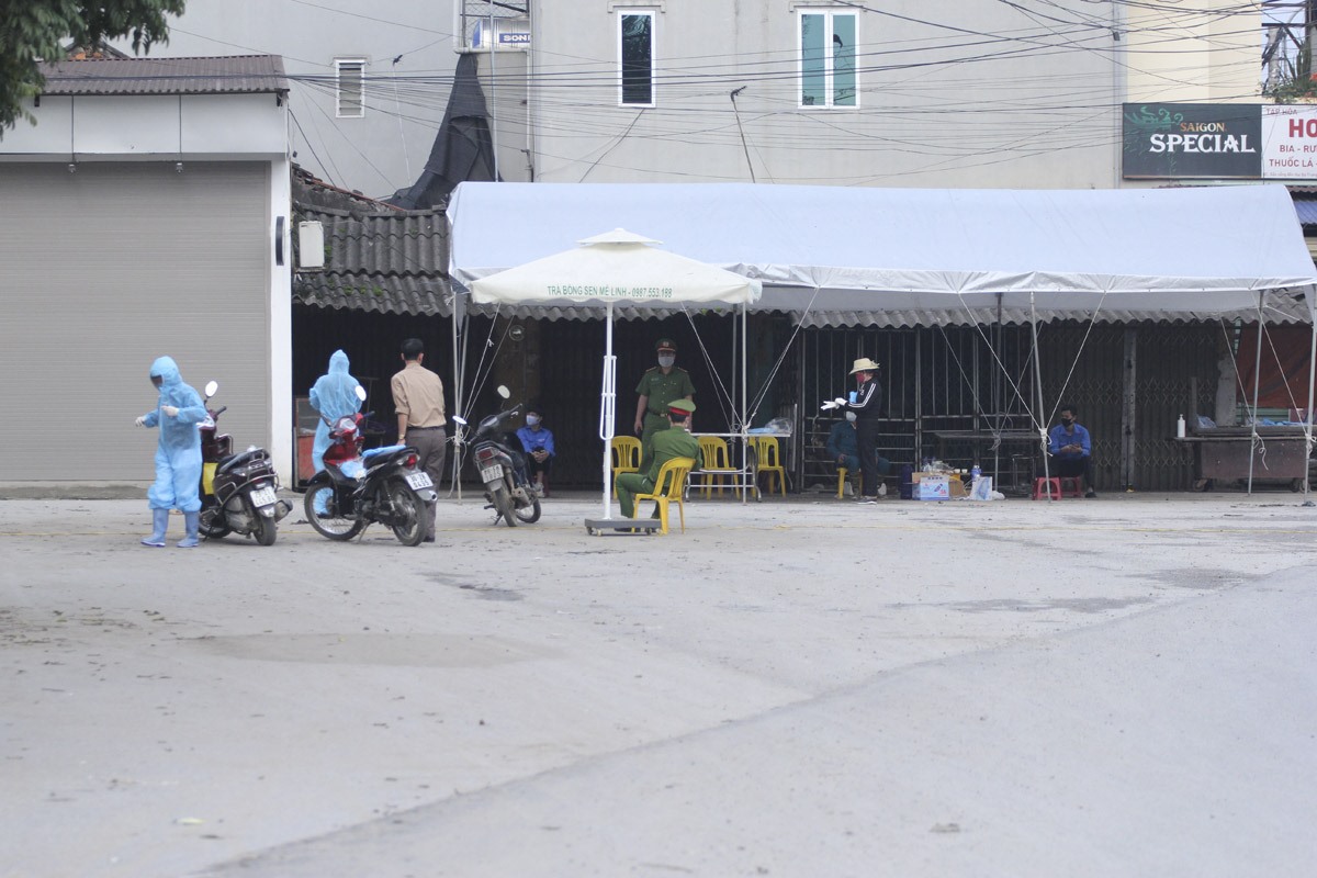Trước đó, Ban Chỉ đạo phòng chống dịch COVID-19 huyện Mê Linh đã thành lập các chốt kiểm soát, khoanh vùng cách ly tạm thời toàn bộ khu vực xóm Bàng, thôn Hạ Lôi (457 hộ, 1.825 người); phun khử khuẩn bằng Cloramin B tại 30 hộ dân trong xã - nơi bệnh nhân 243 đã đến.