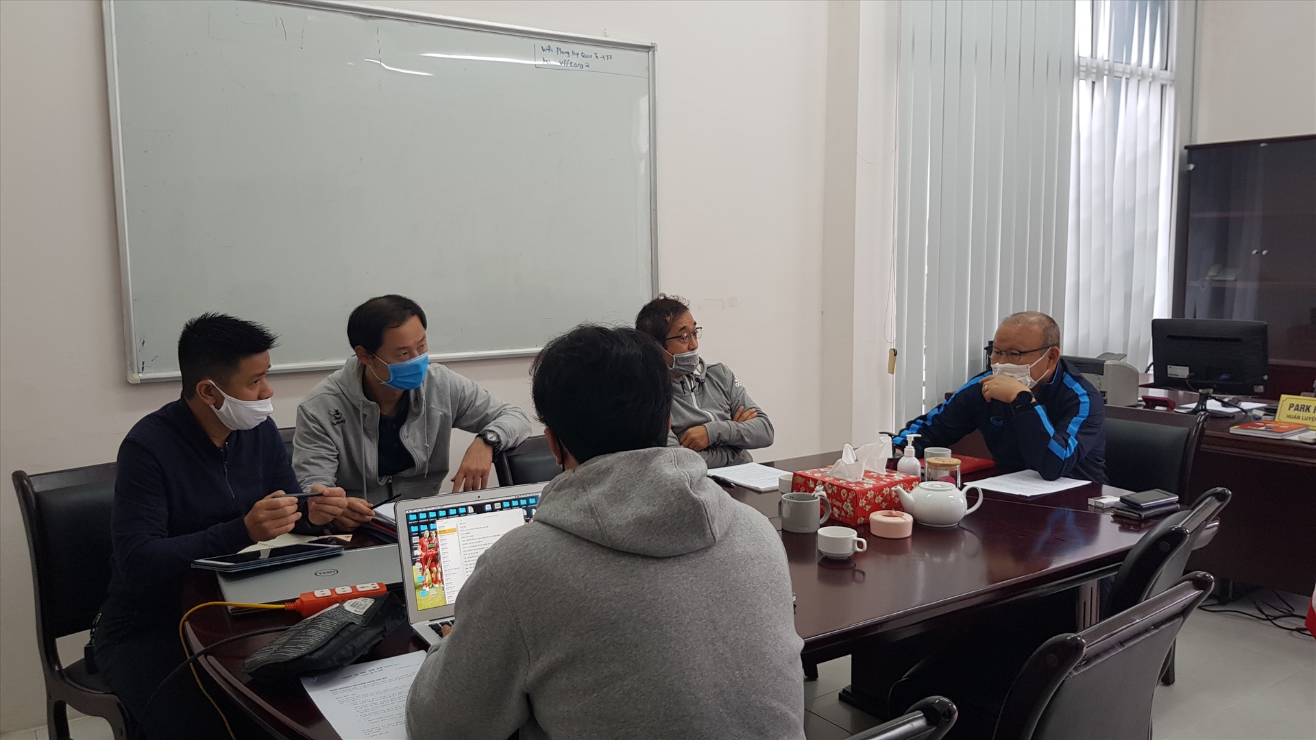 Hình ảnh buổi họp của thầy Park và ban huấn luyện ngày 7.4. Ảnh: VFF