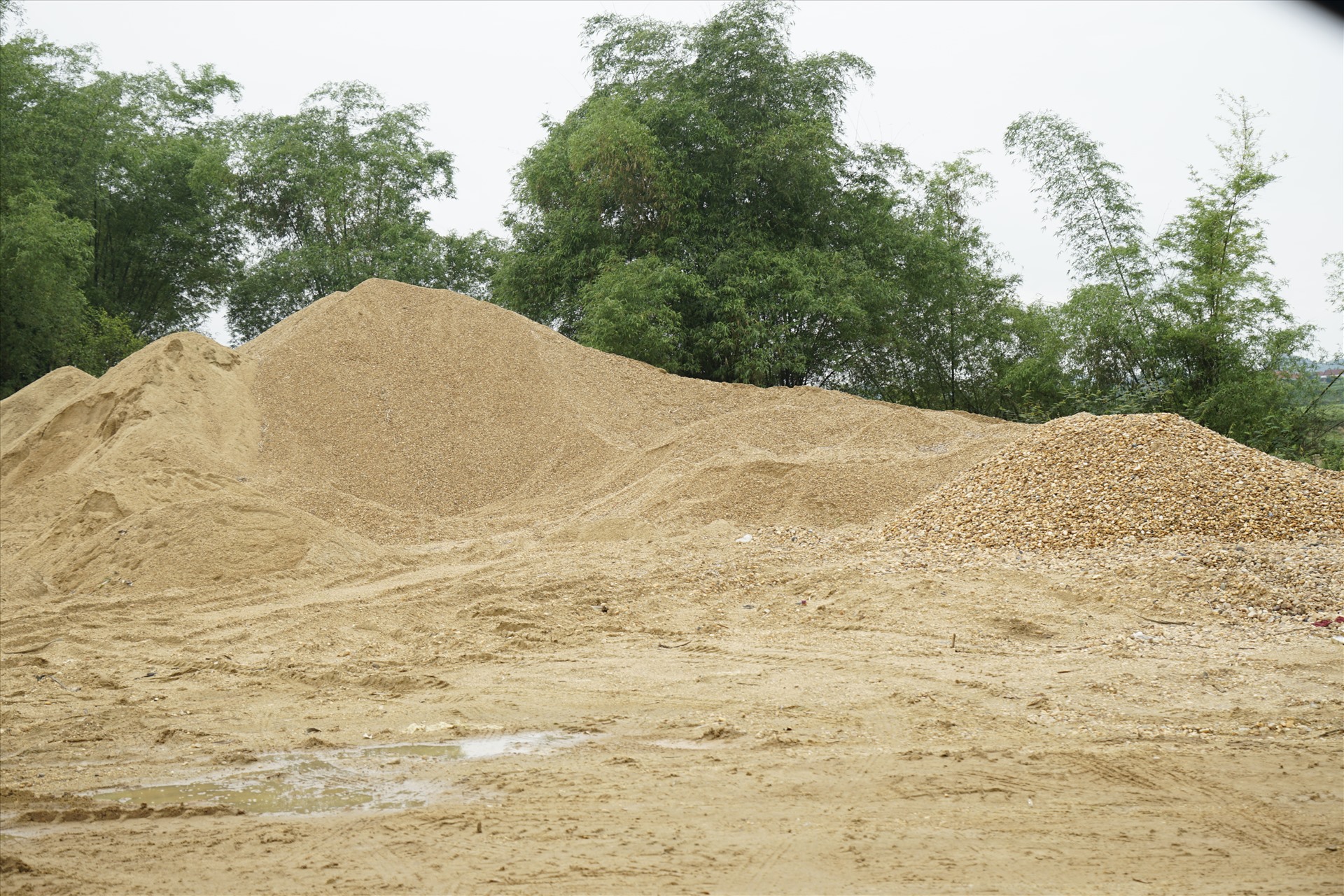 Lượng cát sỏi rất lớn được hút lên từ lòng sông Hiếu. Ảnh: PV