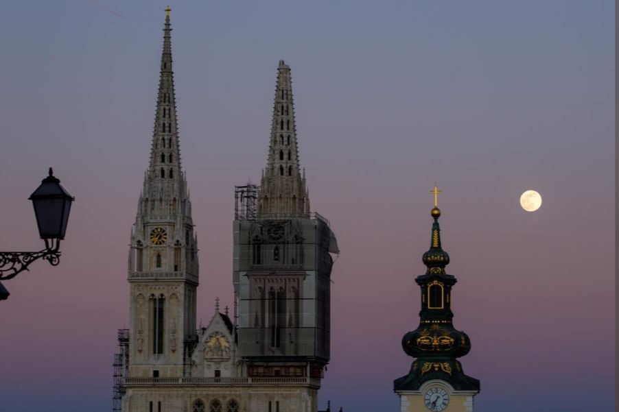 Siêu trăng trên nhà thờ Zagreb tại Zagreb, Croatia. Ảnh: Reuters.