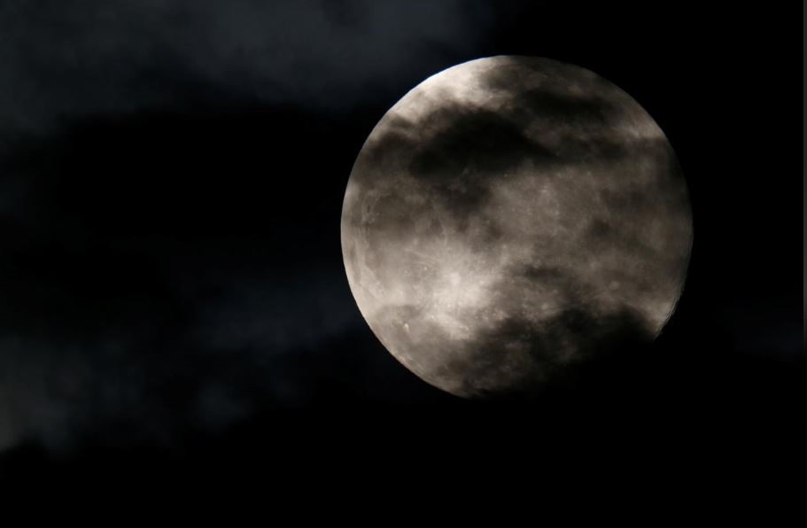 Siêu trăng hồng quan sát được từ Valletta, Malta. Ảnh: Reuters.