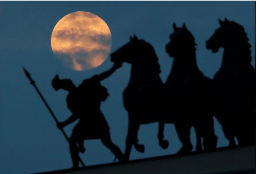 Siêu trăng lên bên tượng Chariot of Glory tại thành phố Saint Petersburg, Nga. Ảnh: Reuters.