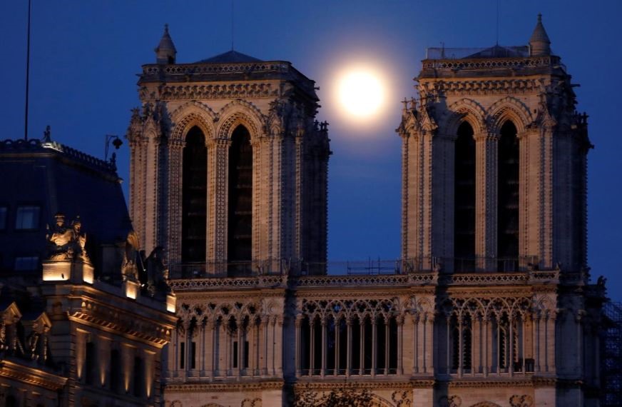 Siêu trăng lên giữa 2 tòa tháp của nhà thờ Đức Bà Paris (Notre Dame Cathedral) ở Paris, Pháp. Ảnh: Reuters.