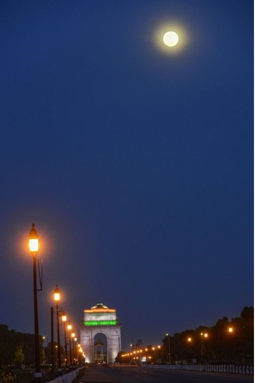 Siêu trăng hồng được quan sát ở India Gate, thủ đô New Delhi, Ấn Độ. Ảnh: PTI.