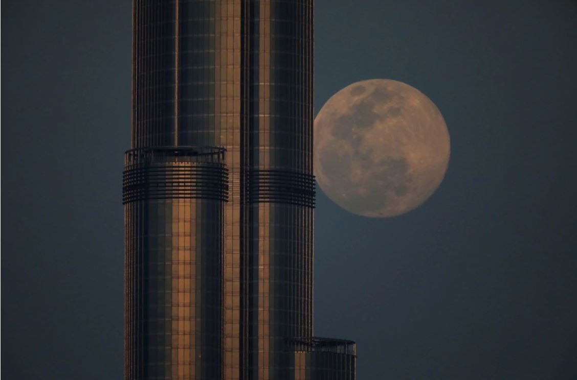 Siêu trăng lên sau Burj Khalifa, tòa nhà cao nhất thế giới ở Dubai, Các tiểu Vương quốc Arab Thống nhất. Ảnh: Reuters.