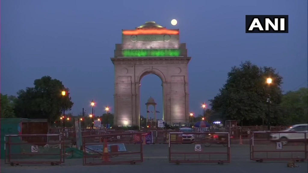 Hình ảnh siêu trăng hồng - trăng tròn lớn nhất và sáng nhất trong năm 2020, từ India Gate ở Delhi, Ấn Độ. Ảnh: ANI.