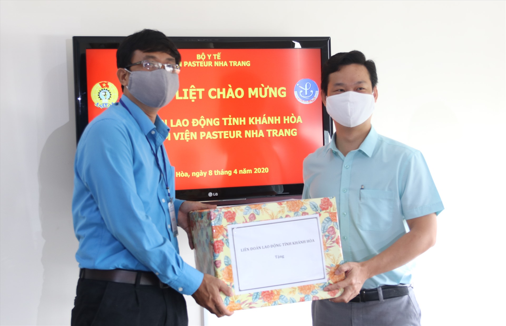 Ông Bùi Thanh Bình, phó chủ tịch LĐLĐ tỉnh Khánh Hoà tặng quà động viên CĐ Viện Pasteur Nha Trang. Ảnh:P.Linh