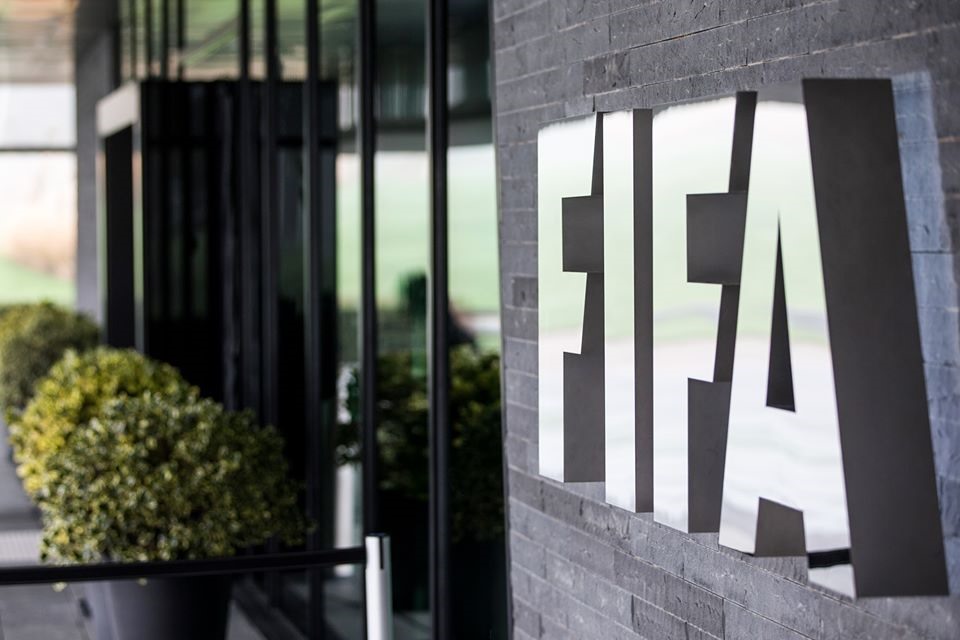 Liên đoàn Bóng đá Thế giới (FIFA) đồng ý để các cầu thủ hết hạn hợp đồng trong hè 2020 phục vụ tiếp câu lạc bộ tới khi kết thúc mùa giải.