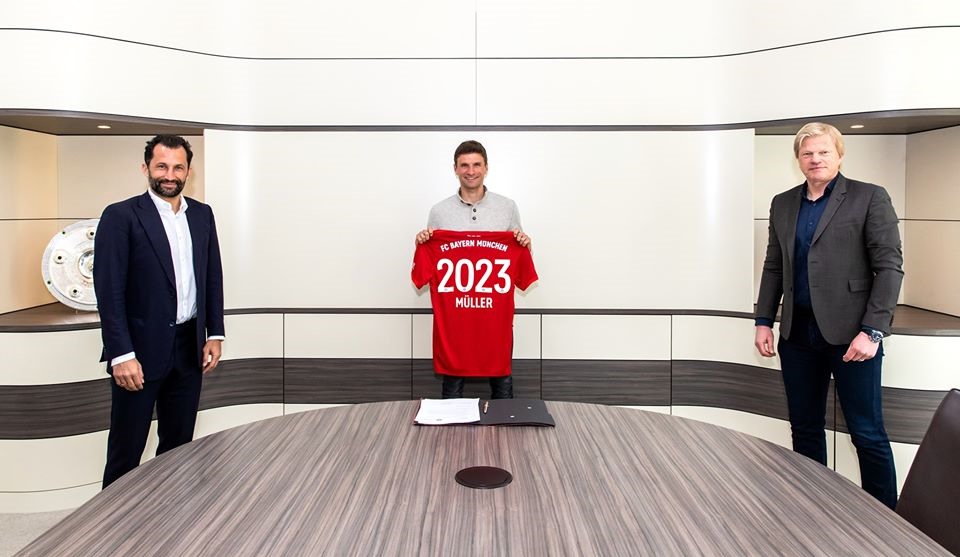 Tiền đạo Thomas Müller vừa gia hạn hợp đồng với Bayern Munich tới năm 2023. Trước bối cảnh dịch COVID-19 diễn ra phức tạp, những người tham gia ký hợp đồng phải tạo khoảng cách nhất định.