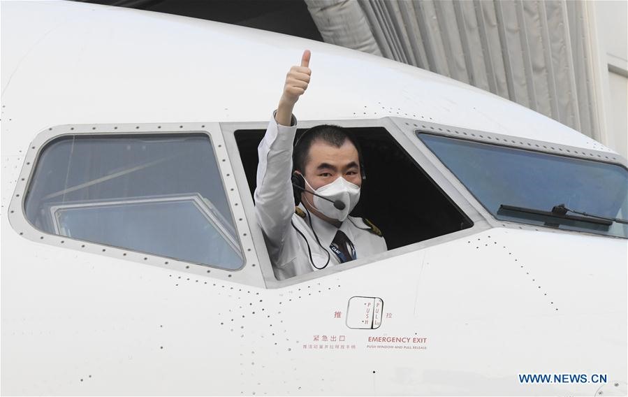 Phi công trên chuyến bay MU2527 của Trung Quốc ra dấu thắng lợi trước khi cất cánh tại sân bay quốc tế Thiên Hà ở Vũ Hán, tỉnh Hồ Bắc của Trung Quốc hôm 8.4. Ảnh: Xinhua.