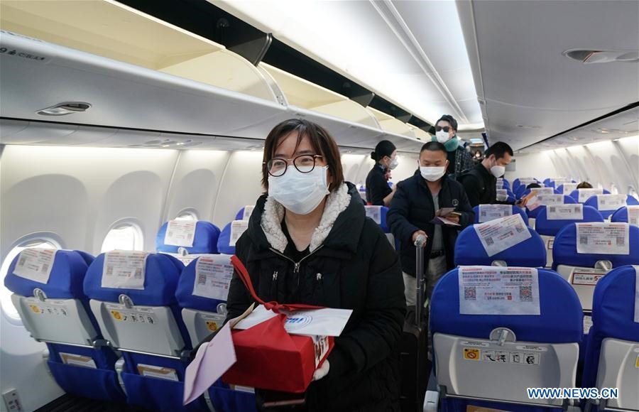 Hành khách lên chuyến bay MU2527 của các hãng hàng không China Eastern Airlines tại sân bay quốc tế Thiên Hà ở Vũ Hán, tỉnh Hồ Bắc, Trung Quốc hôm 8.4. Các lệnh hạn chế du lịch ra nước ngoài đã được dỡ bỏ sau gần 11 tuần phong tỏa để ngăn chặn sự lây lan của COVID-19. Ảnh: Xinhua.