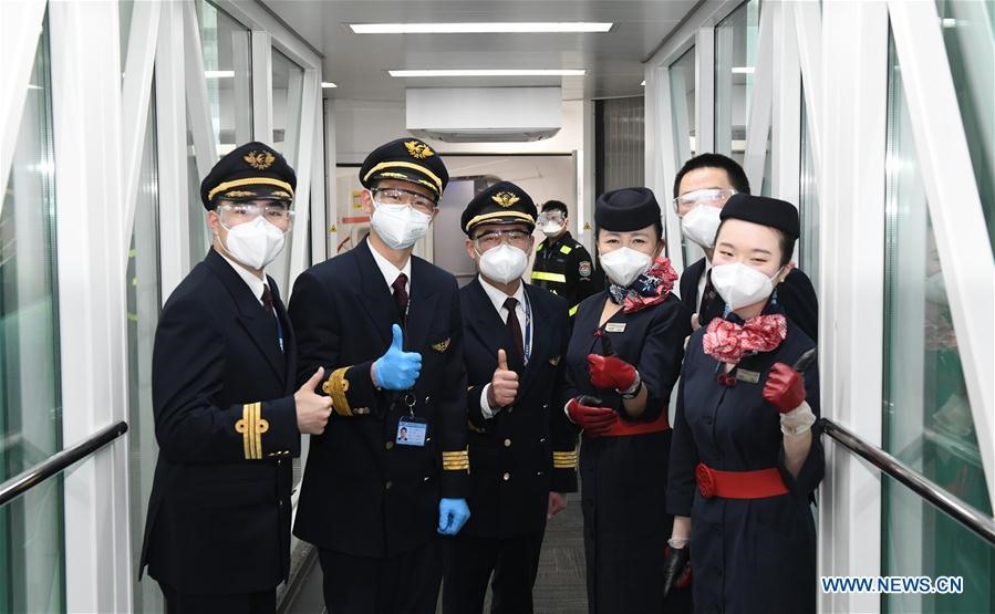 Các thành viên phi hành đoàn của chuyến bay MU2527 của hãng hàng không China Eastern Airlines chụp ảnh lưu niệm trước khi cất cánh tại sân bay quốc tế Thiên Hà ở Vũ Hán, tỉnh Hồ Bắc, Trung Quốc hôm 8.4. Ảnh: Xinhua.