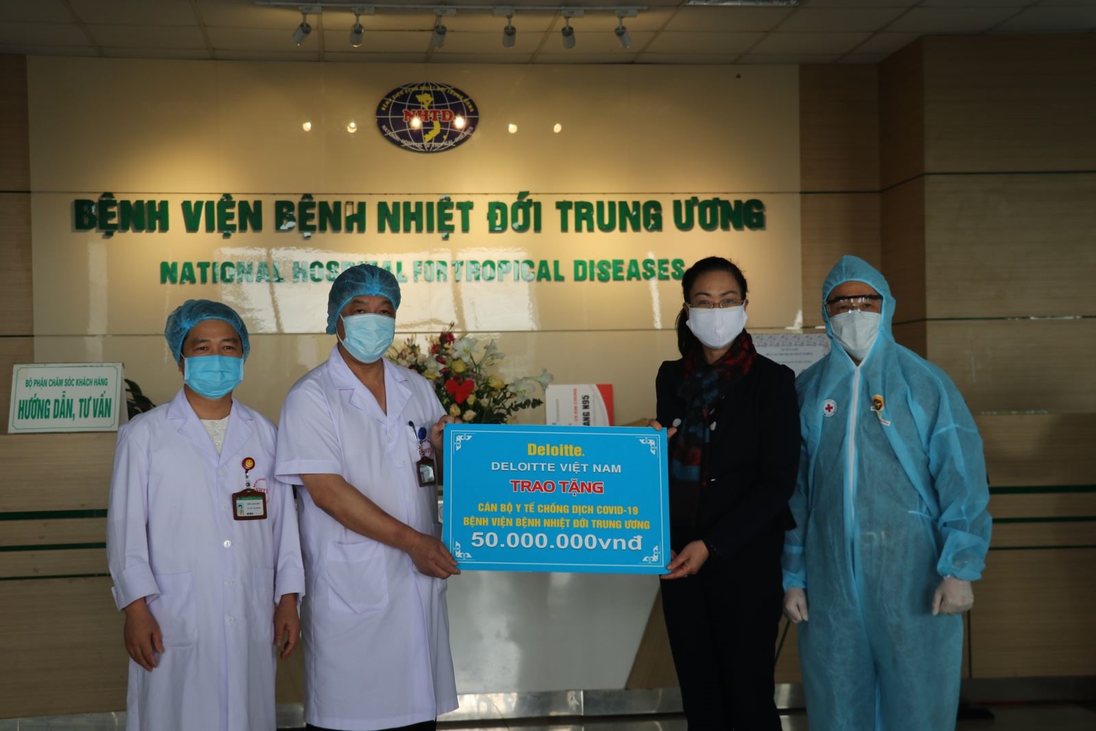 PGS.TS Phạm Thanh Bình trao hỗ trợ của Công ty TNHH Deloitte Việt Nam cho Bệnh viện.