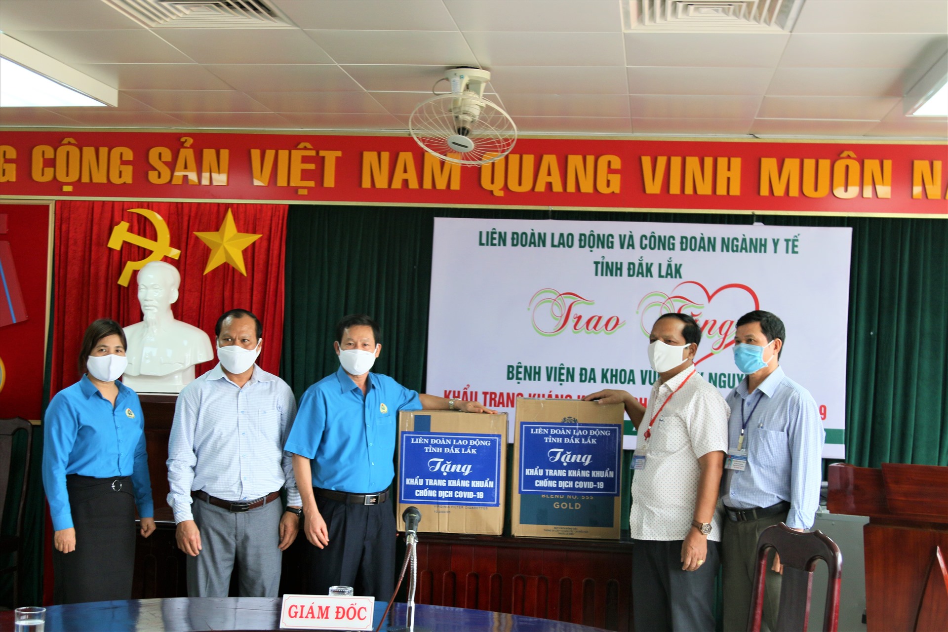 Lãnh đạo LĐLĐ tỉnh Đắk Lắk trao 2.500 khẩu trang cho đại diện bệnh viện Đa khoa vùng Tây Nguyên. Ảnh: B.T