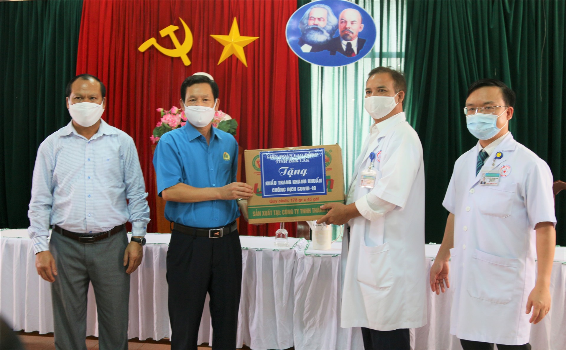 Lãnh đạo LĐLĐ tỉnh Đắk Lắk trao 500 chiếc khẩu trang cho đại diện bệnh viện  Đa khoa TP. Buôn Ma Thuột. Ảnh: B.T