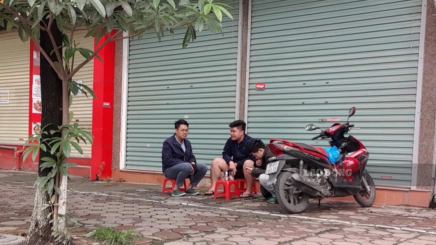 Trên phố Văn Cao, một vài quán trà đá vẫn mở cửa. Thanh niên ngồi nói chuyện theo từng nhóm và không đeo khẩu trang phòng dịch.