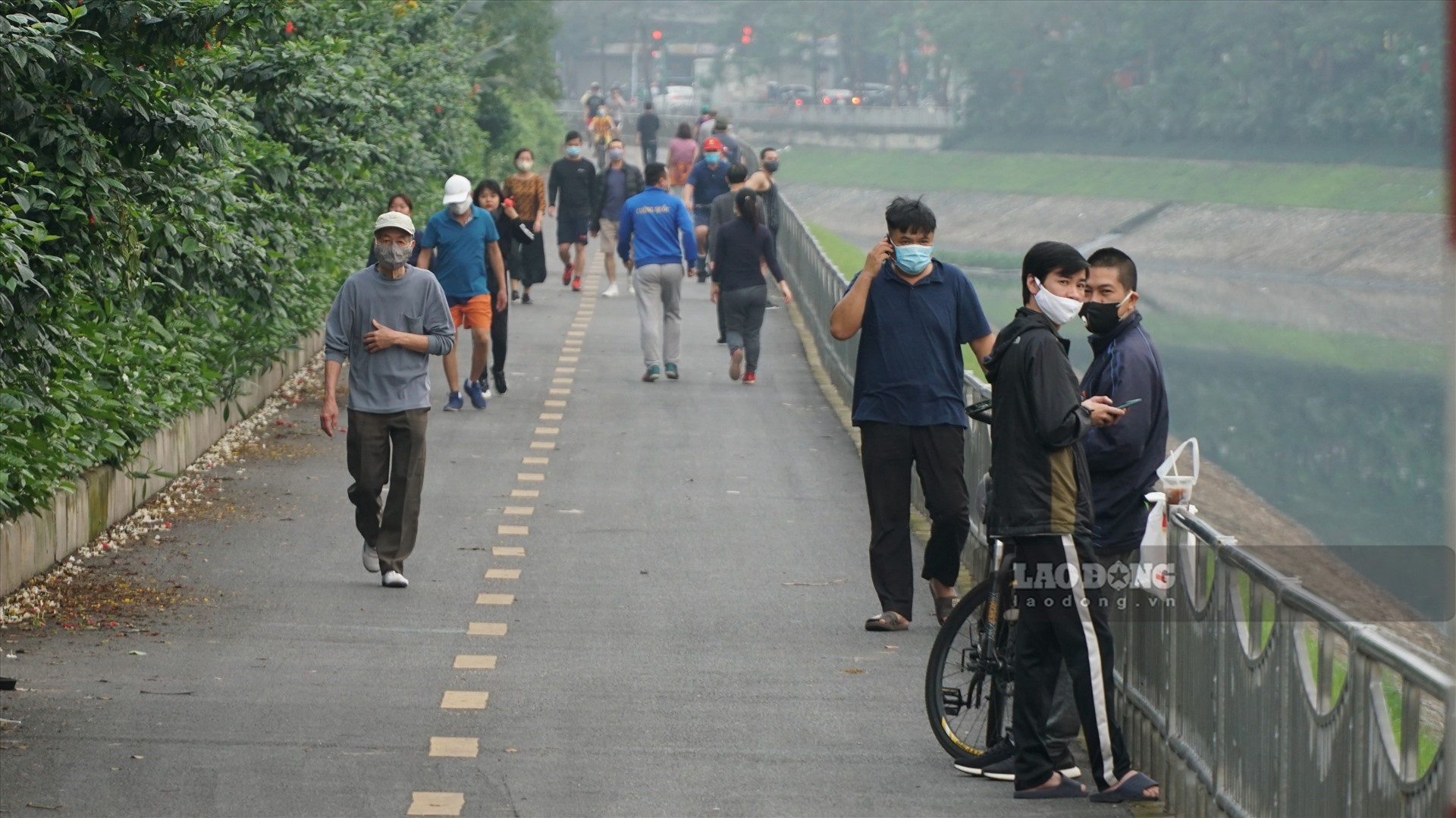 Nhiều người dân tập trung tập thể dục ở bờ sông Tô Lịch giữa thời điểm cách ly xã hội.