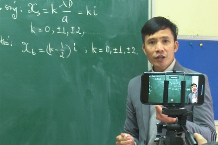 Giáo viên Trường THCS và THPT Nguyễn Tất Thành thực hiện dạy học và tương tác với học sinh bằng hình thức online. Ảnh: Tô Thế.