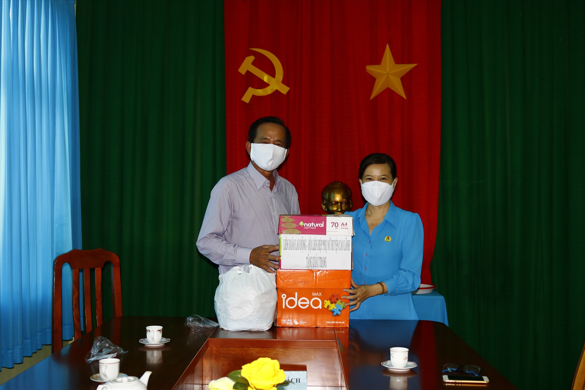 Chủ tịch LĐLĐ huyện Cao Lãnh - Phạm Thị Xuân Mai tặng khẩu trang vải cho Bệnh viện Phổi Đồng Tháp. Ảnh: LN
