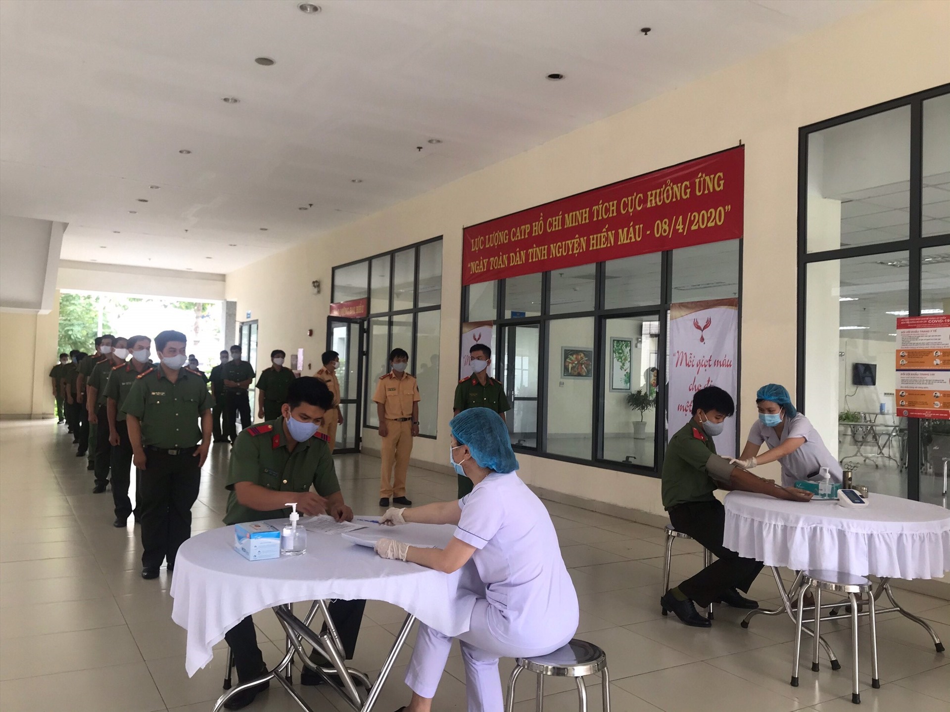 Cán bộ, chiến sĩ có mặt tại trụ Công an TPHCM để tham gia hiến máu