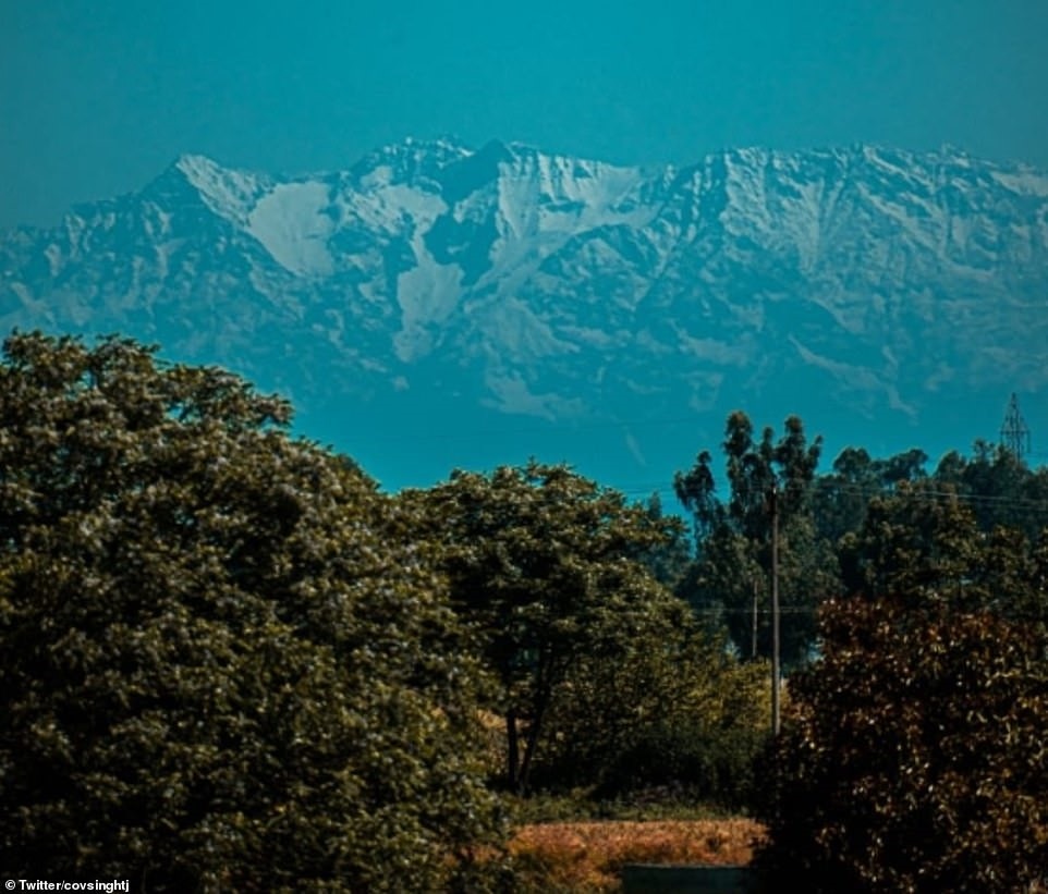 Dân mạng Ấn Độ phấn khích chia sẻ ảnh nhìn thấy dãy Himalaya từ xa. Ảnh: Mail.